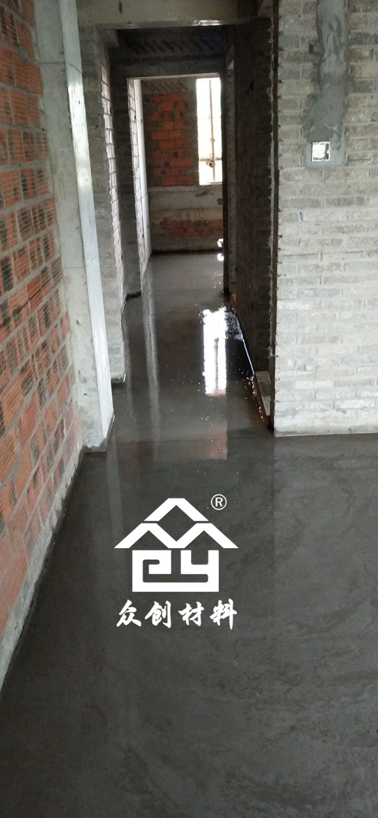 HKS改(gǎi)性聚丙烯保溫隔(gé)聲闆現場施工現(xian)場-灑水養護